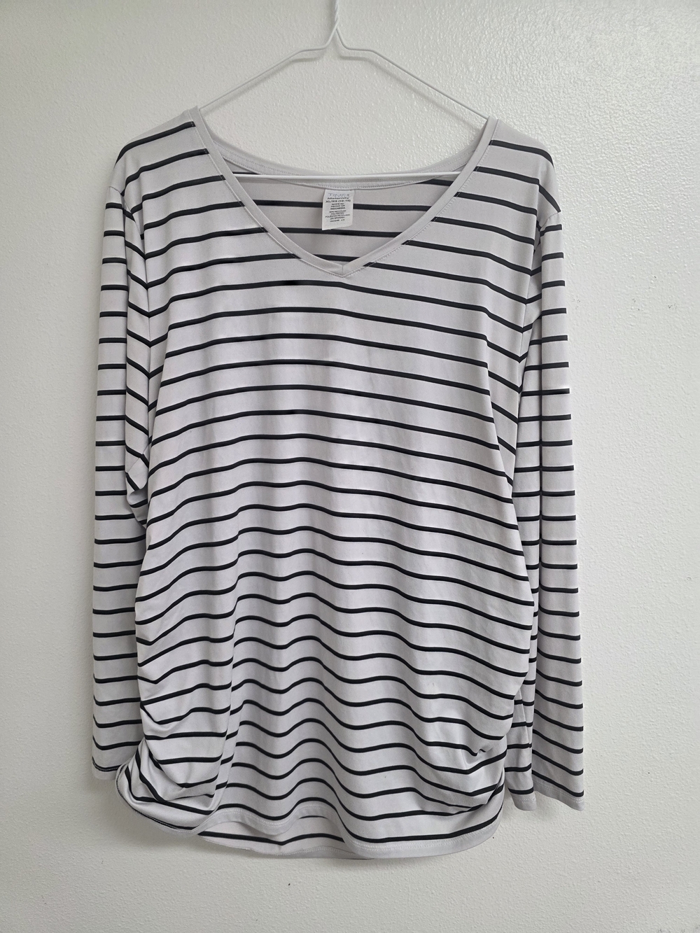 Time and Tru White and Black Striped V‑Neck Long Sleeve Top (0717)